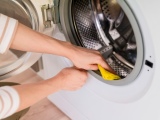 Jak správně čistit pračku a zbavit jí zápachu?