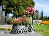 Květinové dekorace pro dušičkové dny – hřbitovní kvítí a vázy