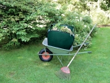 Užiteční zahradní pomocníci aneb koše a vozíky jsou pro úpravu zahrady nepostradatelné