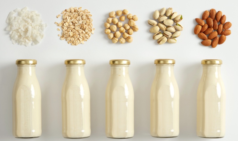 Výroba domácího rostlinného mléka z ořechů a obilovin