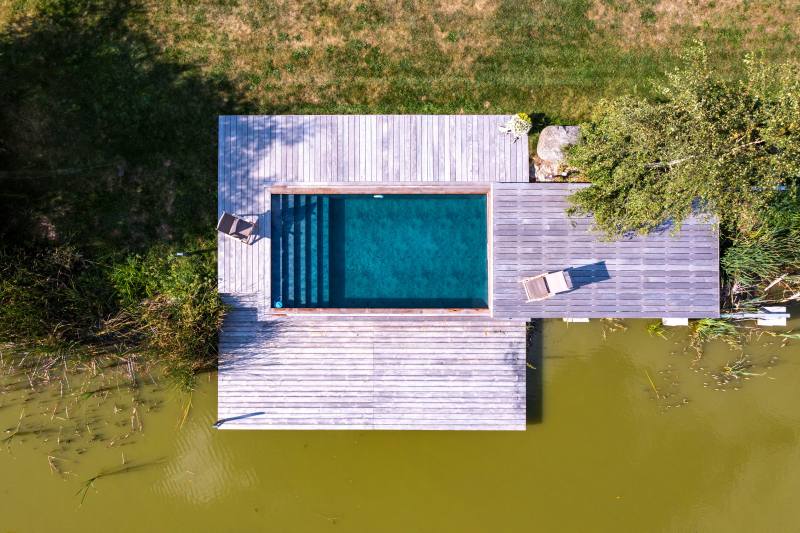 Zakrytí bazénu pomocí posuvné terasy